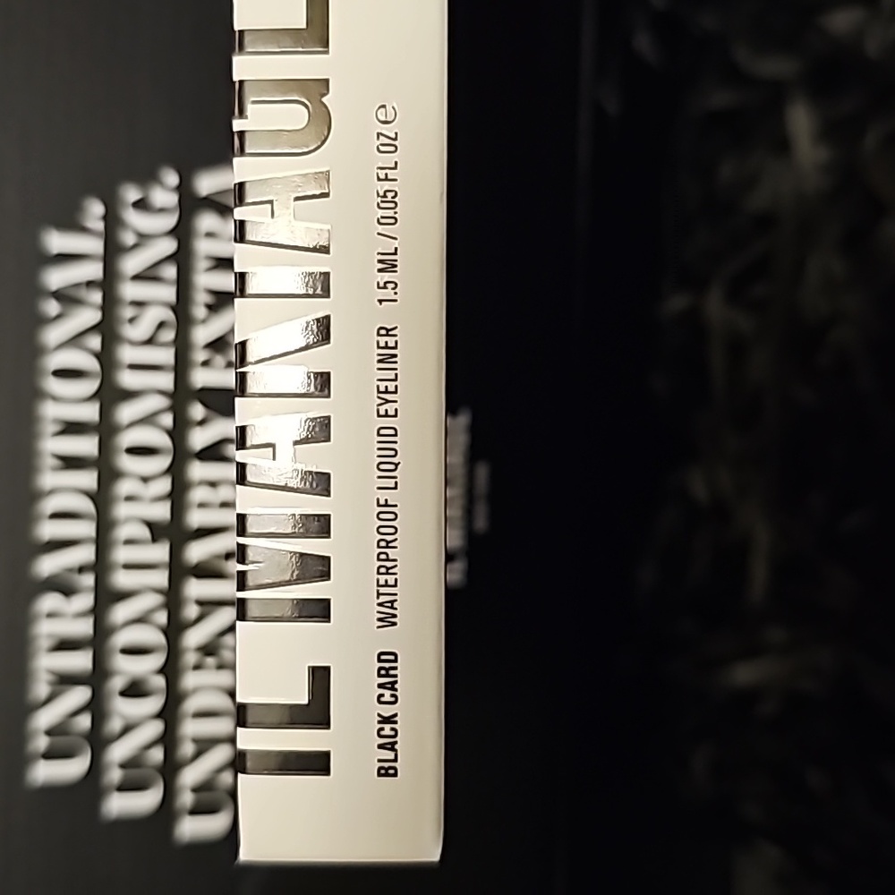 IL Makiage Waterproof Eyeliner - Black Card